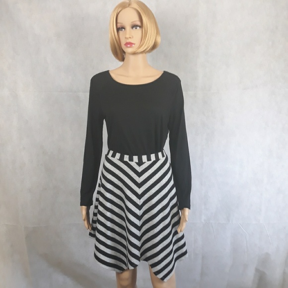 Xhilaration Dresses & Skirts - Xhileration Black/gray Skirt size Medium